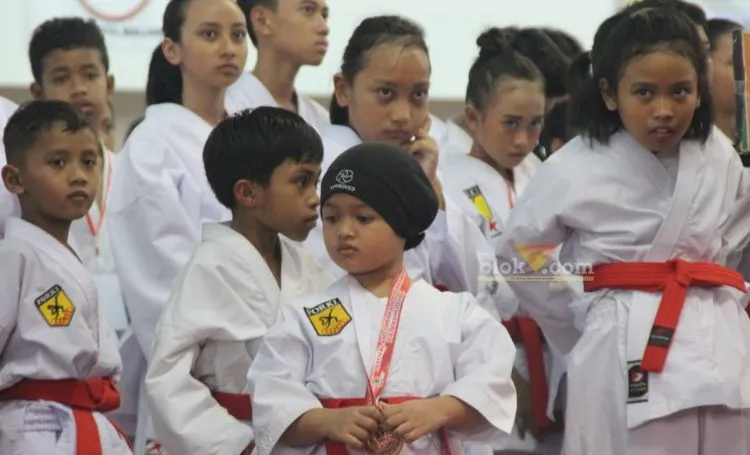 Aksi para bocil di kompetisi karate Piala Kemerdekaan DPRD Kota Malang.(blok-a.com/Widya)