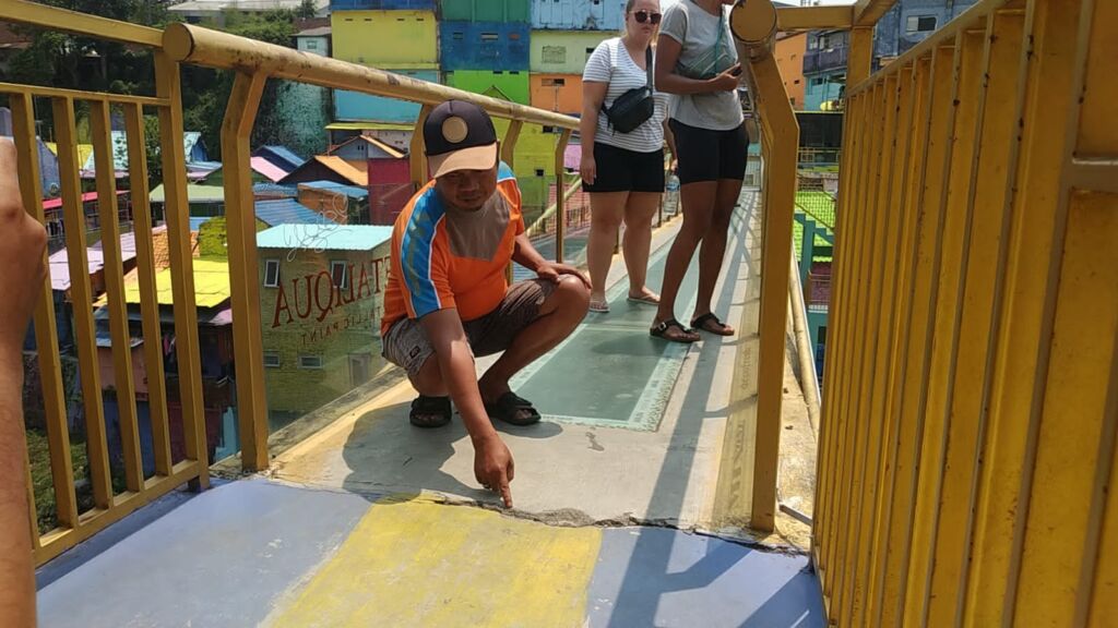 Keretakan Jembatan Kaca Ikon Dua Kampung Wisata di Kota Malang, Warga Sebut Sudah Terjadi 1 Bulan Lalu