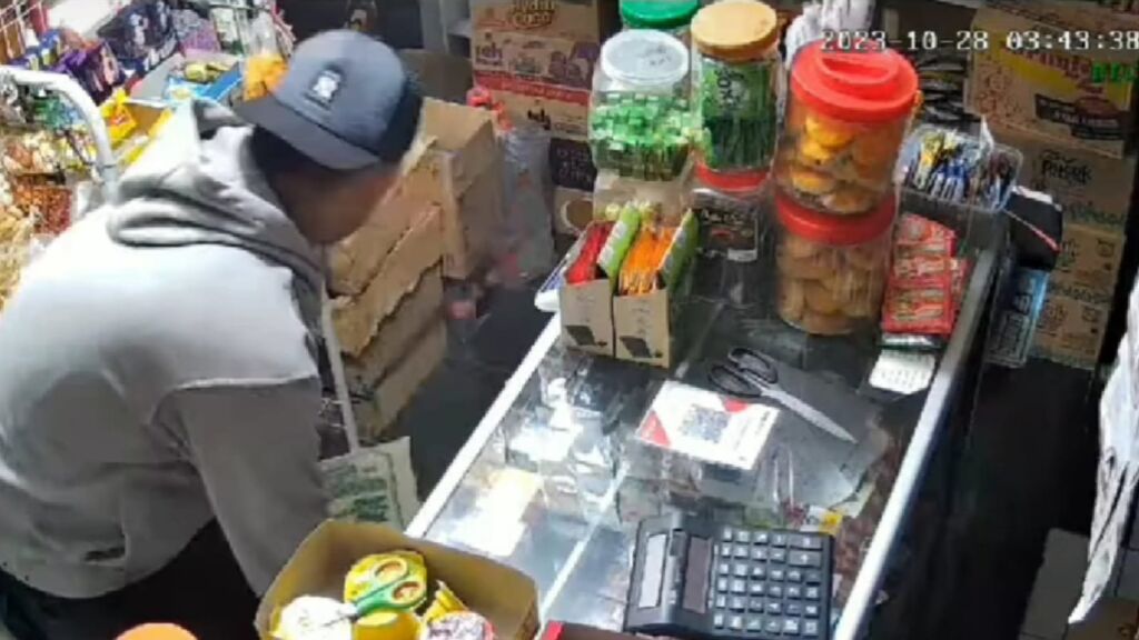 Pria Ini Ketahuan Mencuri di Warung Madura, Nantang Duel Carok