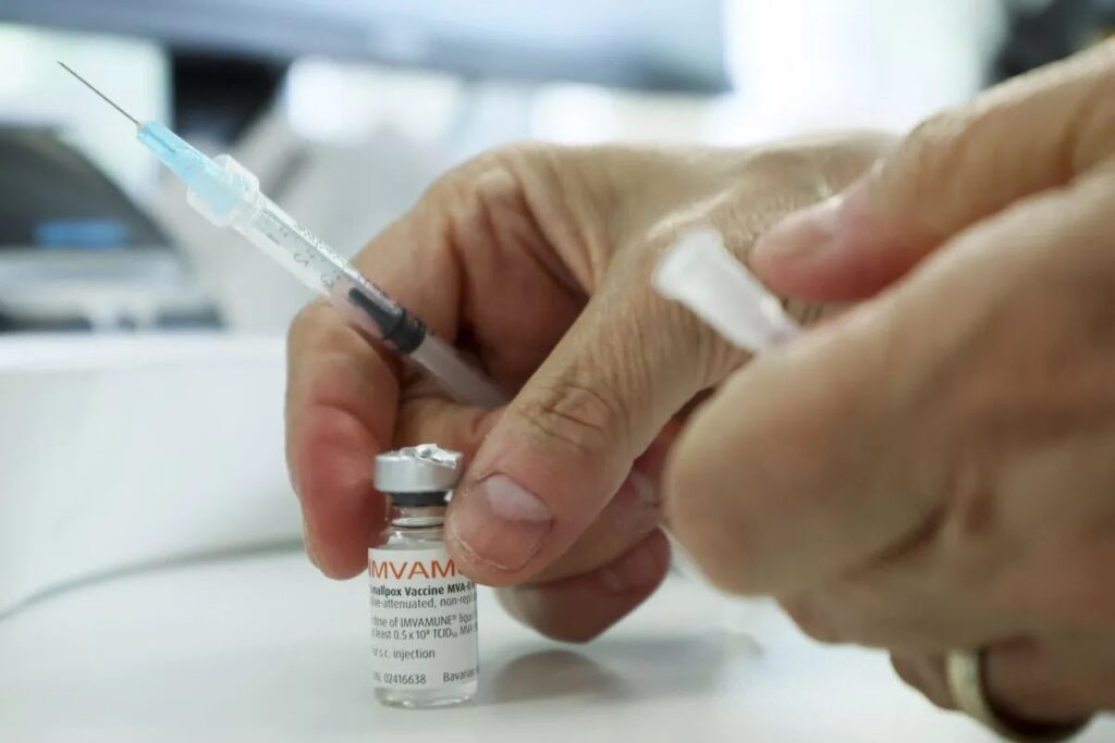 Ilustrasi - Petugas kesehatan bersiap melakukan vaksinasi cacar monyet di sebuah klinik. (ANTARA FOTO/REUTERS/Christinne Muschi/wsj)