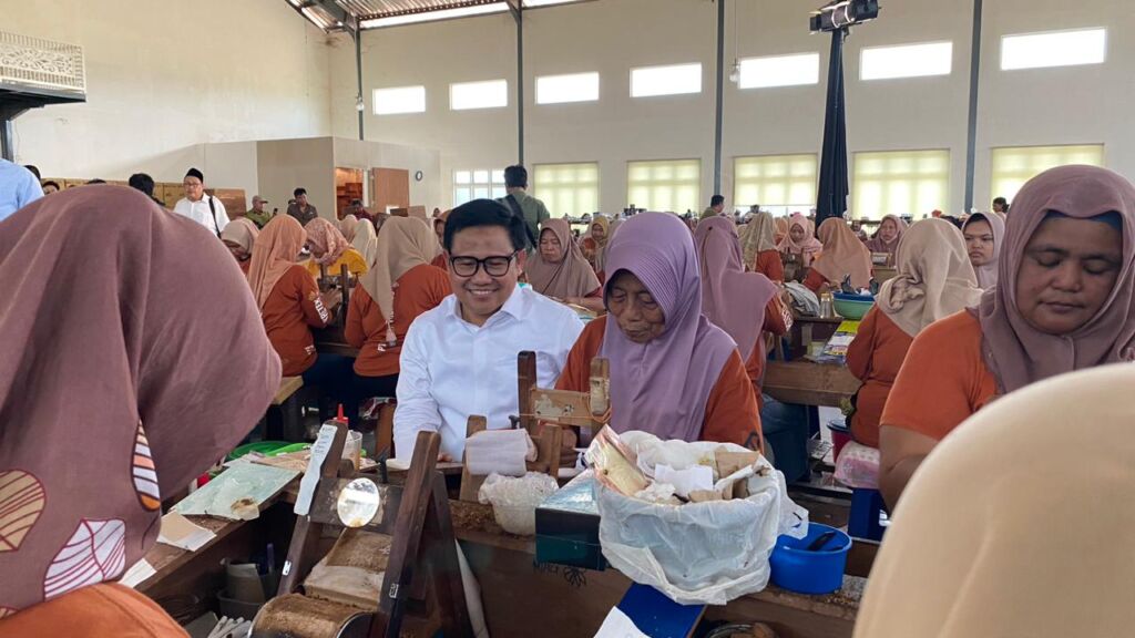 Caption : Cawapres Muhaimin Iskandar tengah berbincang dengan buruh rokok pabrik rokok Sidorejo, Kecamatan Pagelaran, Kabupaten Malang (Blok-a.com/ Putu Ayu Pratama S)