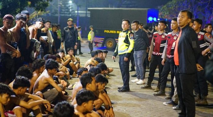 puluhan pemuda serta sejumlah sepeda motor yang terlibat dalam balap liar diamankan dan dibawa ke Mapolres Malang pada Sabtu (28/10/2023) dini hari.