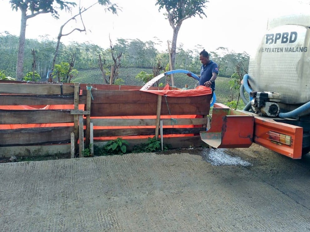 Pendistribusian air bersih di Desa Klepu, Kecamatan Sumbermanjing Wetan (Dok. BPBD Kabupaten Malang for blok-a.com)