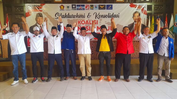 FOTO : Para ketua partai Gerindra, Golkar, PAN, Demokrat, PSI, PBB, Gelora Indonesia, Garuda dan Partai Prima yang tergabung dalam Koalisi Indonesia Maju (KIM) Kota Blitar menggelar silahturohmi dan konsulidasi. (Foto : blok-a.com/Fajar)