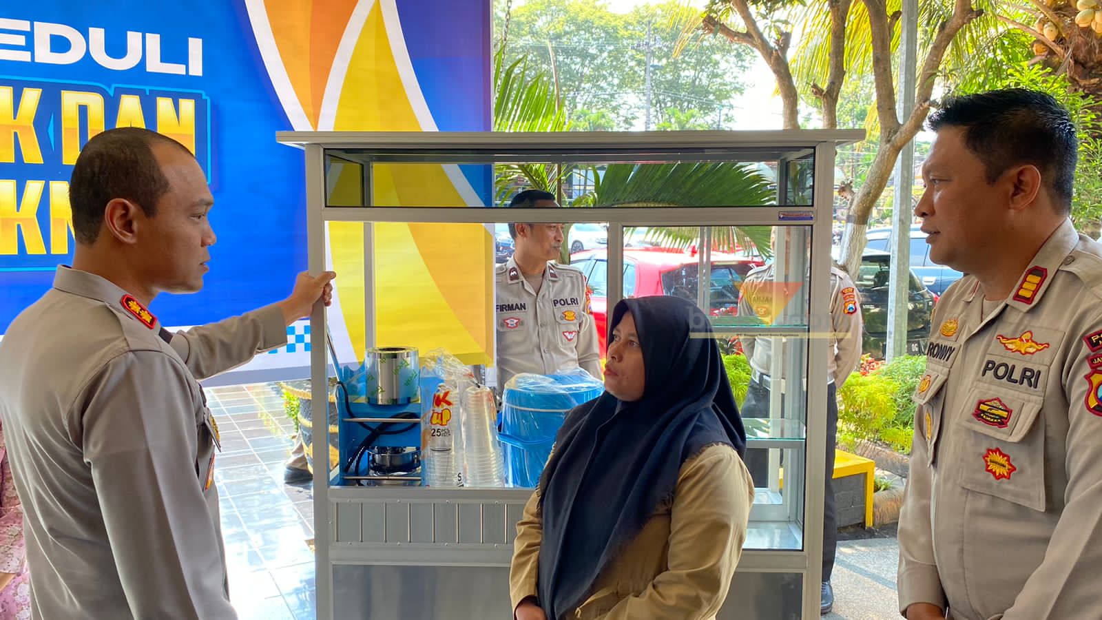 Salah satu keluarga korban tragedi kanjuruhan mendapatkan bantuan modal usaha dari Polres Malang (blok-a.com/ Putu Ayu Pratama S)