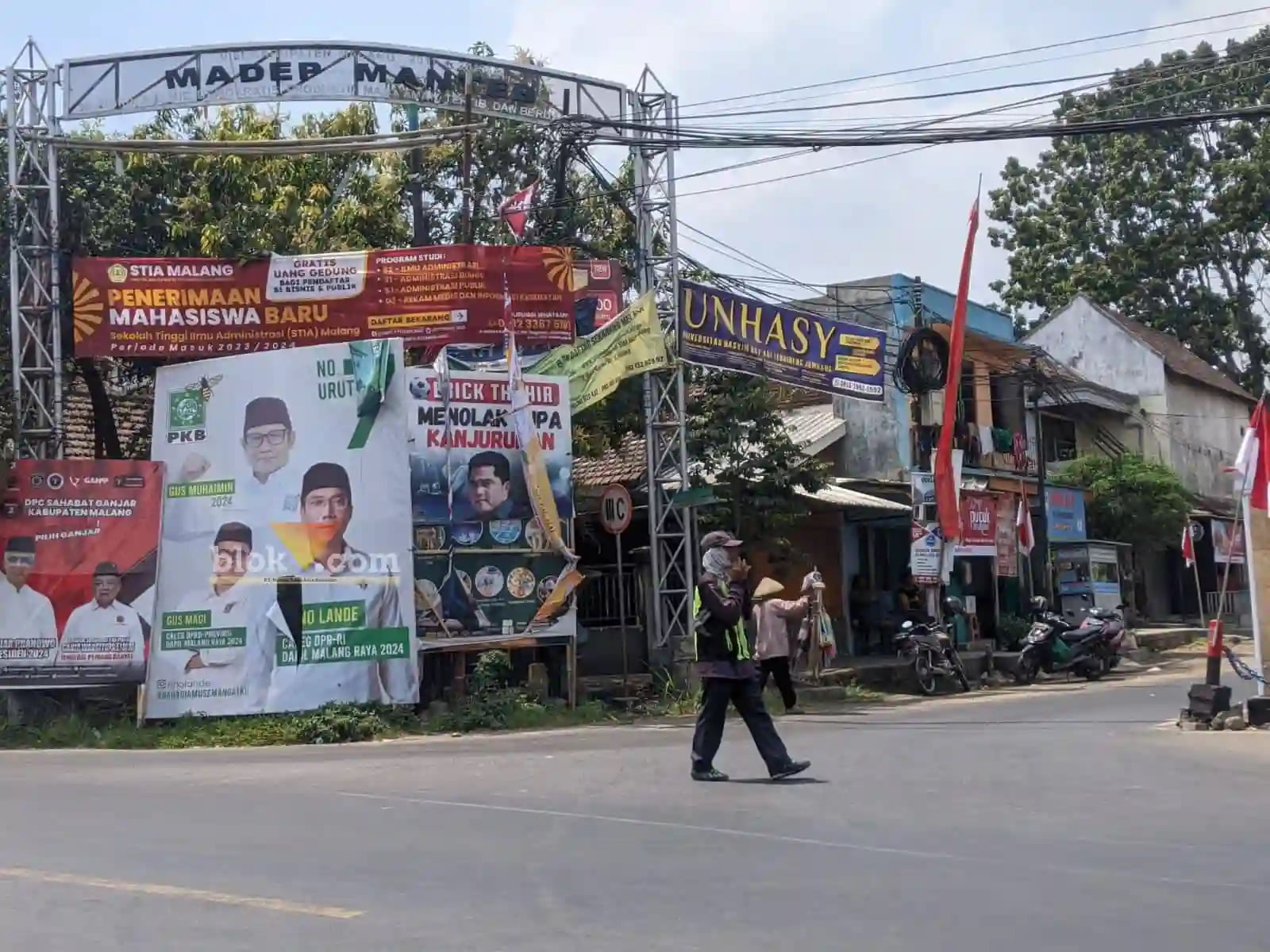 Sejumlah alat peraga kampanye yang menyalahi aturan terpasang di pertigaan Desa Permanu, Kecamatan Pakisaji, Kabupaten Malang (Blok-a.com/Putu Ayu Pratama S