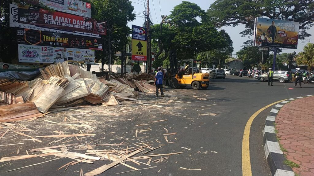 Truk di Depan SMPN 5 Malang Muatannya Tumpah, Sebabkan Kepadatan Arus Lalu Lintas