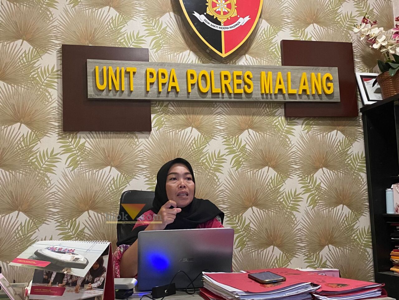 Caption : Kanit PPA Satreskrim Polres Malang, Aiptu Erleha saat ditemui di ruang kerjanya (Blok-a.com/ Putu Ayu Pratama S)