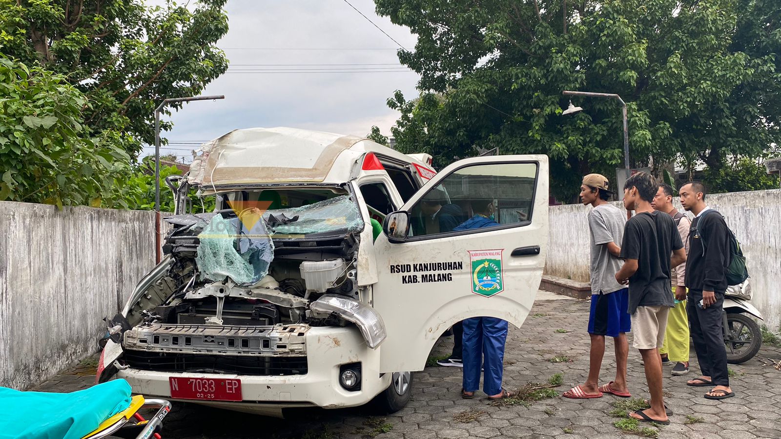 Kerusakan mobil ambulans PSC 911 milik RSUD Kanjuruhan di Jalan Raya Karangduren, Desa Karangduren, Kecamatan Pakisaji, Kabupaten Malang (Blok-a.com/ Putu Ayu Pratama S)