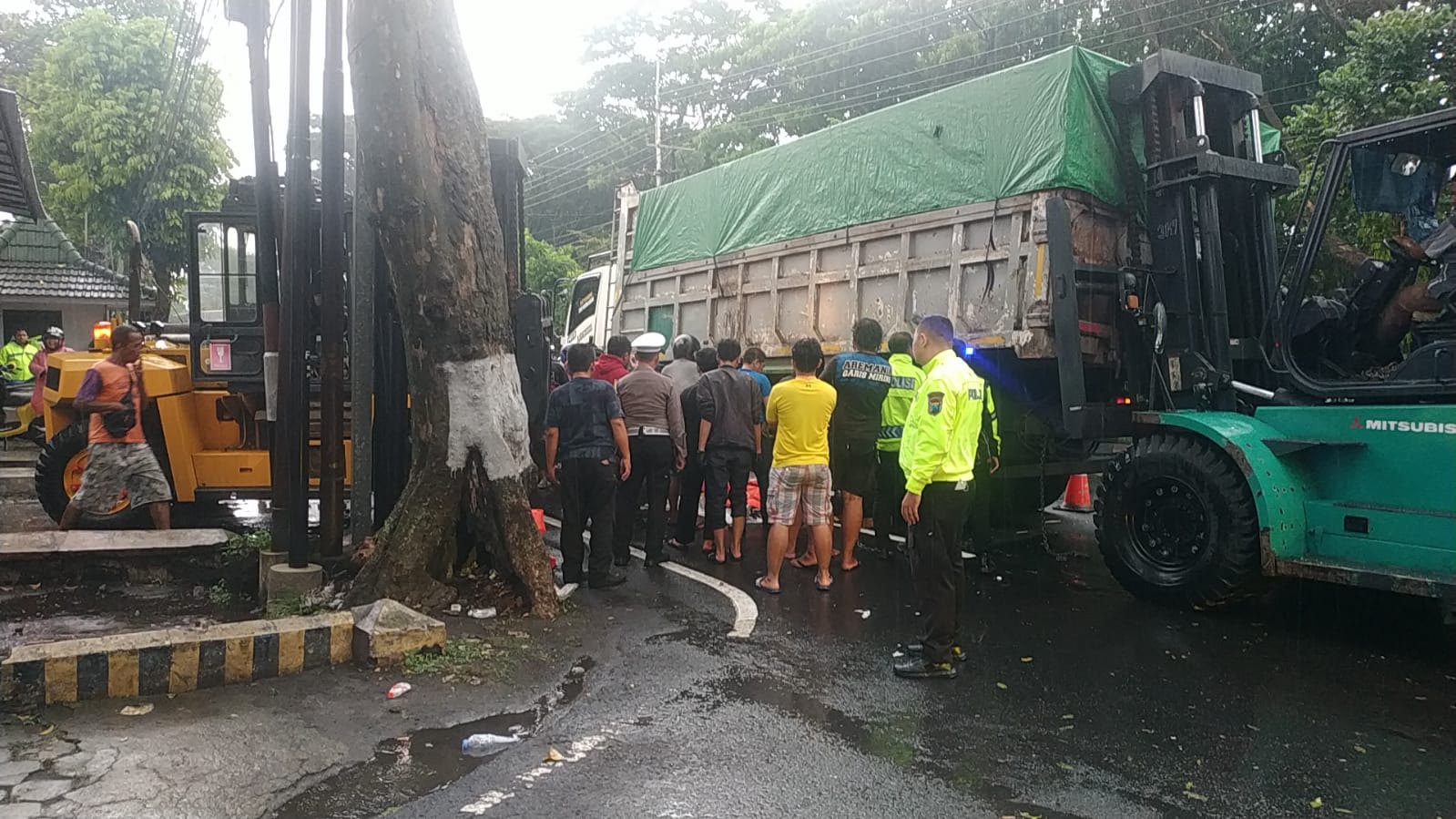 Laka Maut saat Hujan di Kota Malang, Murid SD Kelas 5 Tewas Terlindas Truk