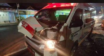 Ambulans Puskesmas Pakis ringsek usai bertabrakan dengan truk di jalan raya Asrikaton, Pakis, Malang. (dok. Satlantas Polres Malang)