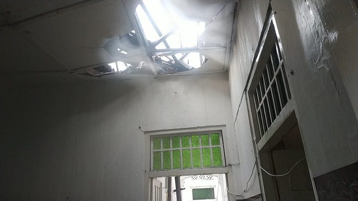 Kondisi atap rumah tua di Jalan Padjajaran No. 11 Kelurahan Klojen, Kota Malang yang ambruk.
