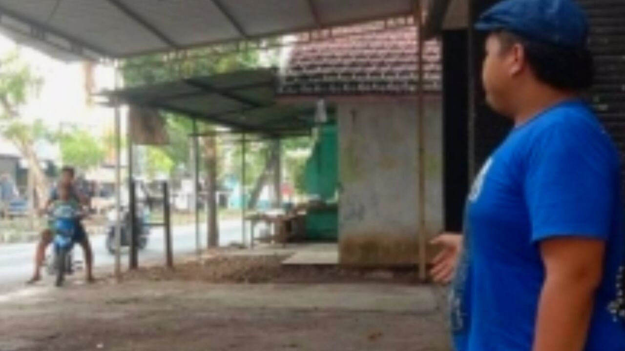 Buanto menunjukan teras depan rumahnya yang biasanya buat parkir mobilnya yang hilang gegara pelaku curanmor