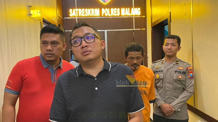 Kasatreskrim Polres Malang bersama jajaran, menyampaikan rilis terkait tindak pelecehan pedagang cincau terhadap bocah di Pakisaji, Kabupten Malang. (blok-a.com/ Putu Ayu Pratama S)