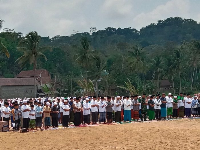 Ratusan warga gelar salat istisqa di Lapangan Desa Segaran, Kecamatan Gedangan, Kabupaten Malang pada Sabtu (11/11/2023). (dok. Kades Segaran for Blok-a.com)