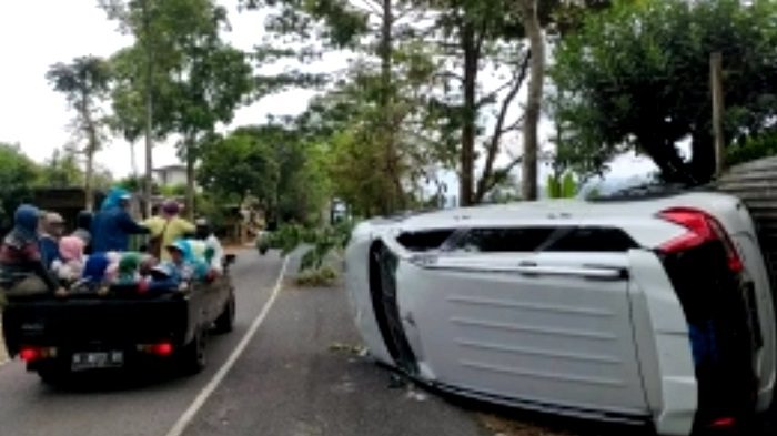 Mobil mahasiswa menabrak pohon dan terguling di Jalan Raya Sumberbrantas, Bumiaji, Kota Batu, pada Jumat (10/11/2023).