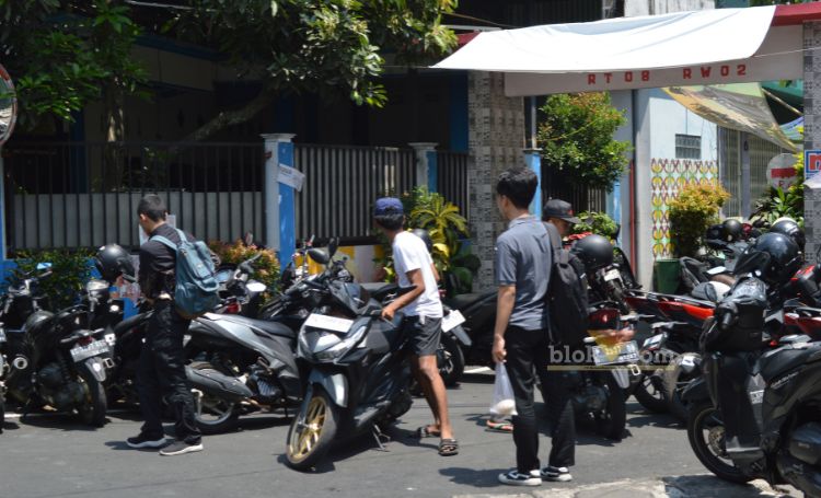 Parkiran dadakan di kawasan Jl Watugong, Kota Malang. (dok. Tim Internship blok-a.com)