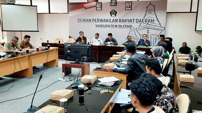Ketua DPRD Kabupaten Blitar memimpin audiensi SPJSM dan Perhutani KPH Blitar. (blok-a.com/Fajar)