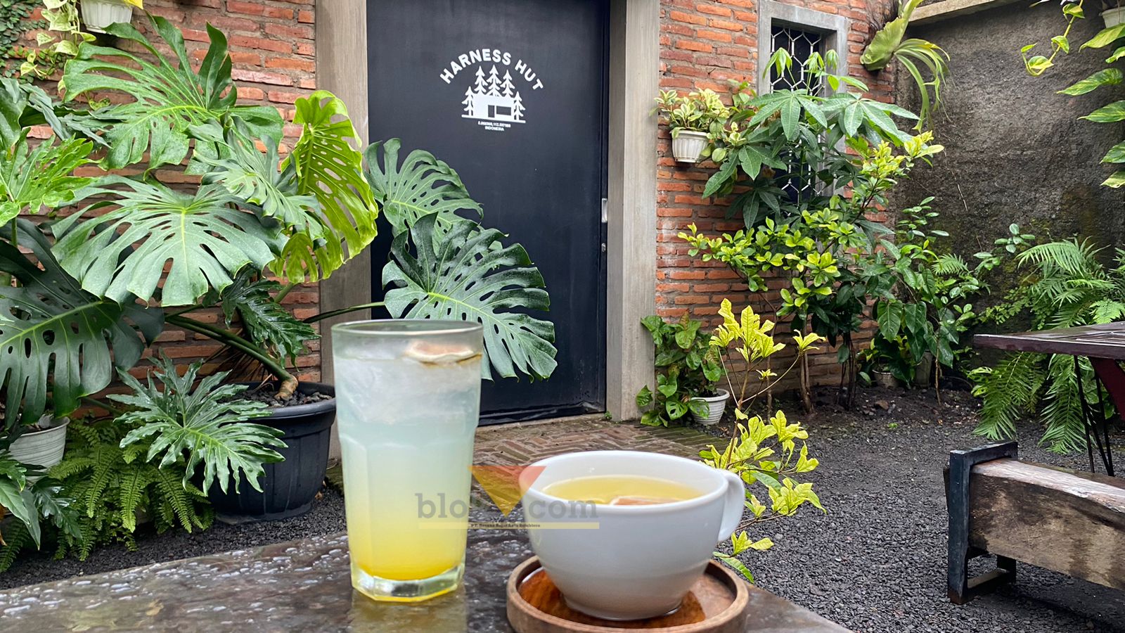 Minuman segar dan hangat di Harness Hut Pakisaji, Kabupaten Malang (blok-a.com/ Putu Ayu Pratama S)