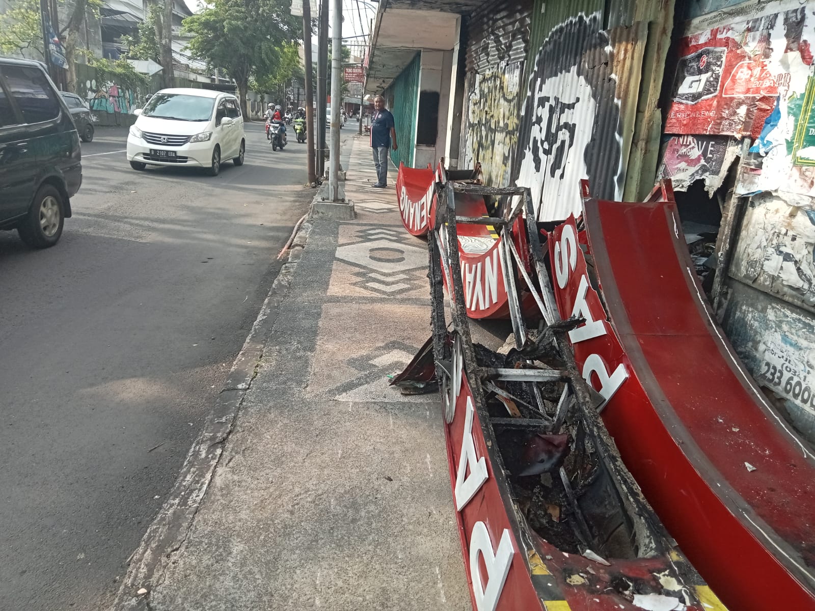 Reklame di Toko Legend ‘Avian’ Terbakar, Ini Penyebabnya
