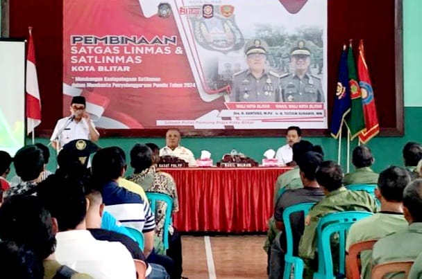 Wakil Wali Kota Blitar Tjutjuk Sunario dalam acara pembinaan Satgas Linmas dan Satlinmas se-Kecamatan Kepanjenkidul, di Aula Kelurahan Kepanjenkidul, Kecamatan Kepanjenkidul, Kota Blitar. (blok-a.com/Fajar)