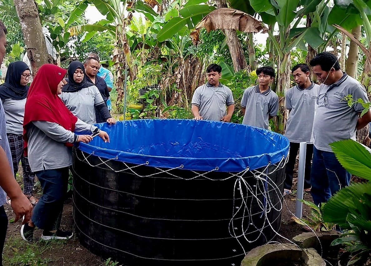 Pokmas Kridha Taruna RW 3 Kelurahan Rembang Kecamatan Sananwetan Kota Blitar melakukan pelatihan budidaya ikan lele. (blok-a.com/Bambang)