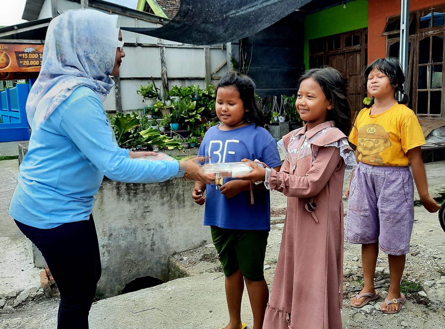 Tim Kampanye Daerah (TKD) Kabupaten Blitar menggelar kegiatan pembagian makanan dan susu gratis untuk masyarakat, khususnya anak-anak. ( blok-a.com/Fajar)
