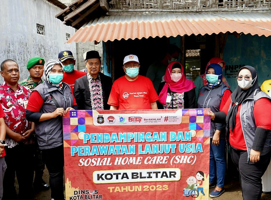 Wali Kota Blitar Santoso bersama Ketua DPRD Kota Blitar Syahrul Alim secara simbolis memberikan ransum kepada lansia dan berkunjung ke rumah lansia untuk memberikan layanan home care secara langsung. (blok-a.com/Fajar)