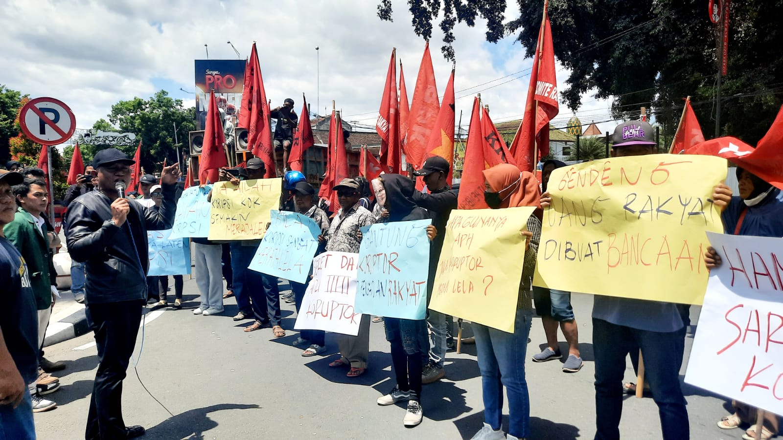 Massa yang tergabung dalam Komite Rakyat Pemberantas Korupsi (KRPK) dan Front Mahasiswa Revolusioner (FMR) menggelar aksi demo di depan Kantor Wali Kota Blitar. (blok-a.com/Fajar)