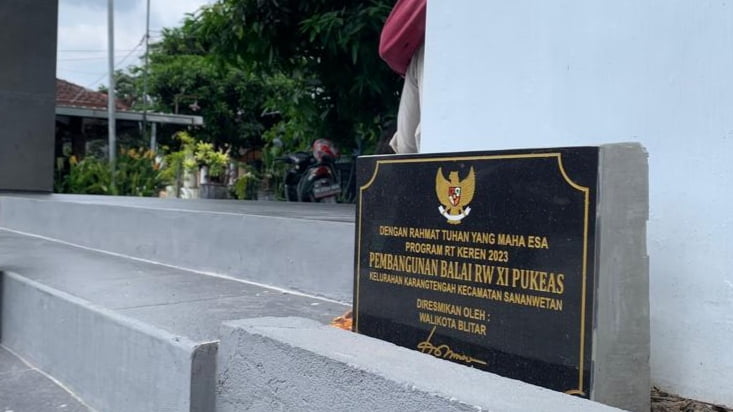 Pembangunan balai RW yang menggunakan Program RT Keren di Kelurahan Karangtengah, Sananwetan.(blok-a.com/Bambang)