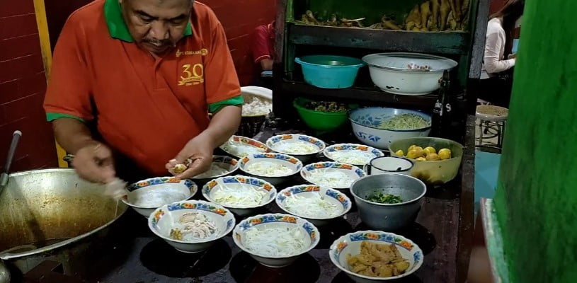 Soto Legend Oro-Oro Dowo Kota Malang, Kuahnya Bening Segar dengan Dimasak Pakai Arang