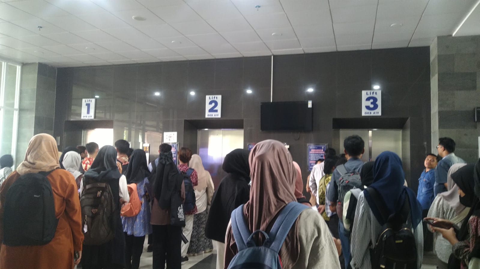 Mencoba Lift 'Horor' UM dan Klarifikasi Petugas Kenapa Selalu ke Lantai 7