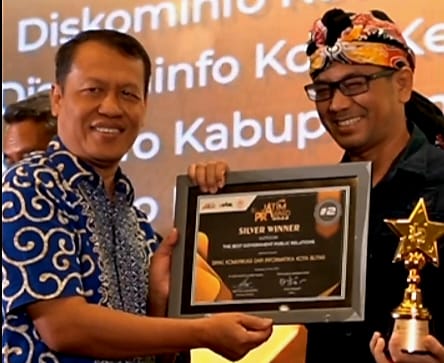 FOTO : Kepala Dinas Komunikasi Informatika dan Statistik Kota Blitar menerima penghargaan Jatim Awarf 2023. (Foto : Fok Humas Pemkot Blitar)