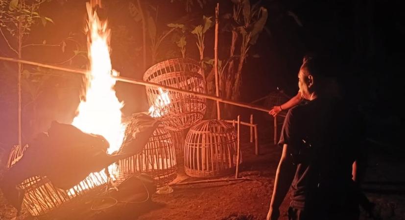 Polisi Bubarkan dan Bakar Arena Judi Sabung Ayam di Dampit Malang