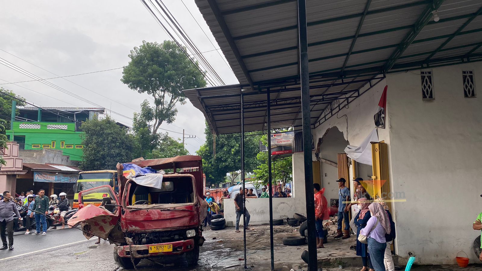 Bengkel ban dan velg ambrol akibat tabrakan beruntun di Jalan Raya Malang - Bululawang (Blok-a.com/ Putu Ayu Pratama S)