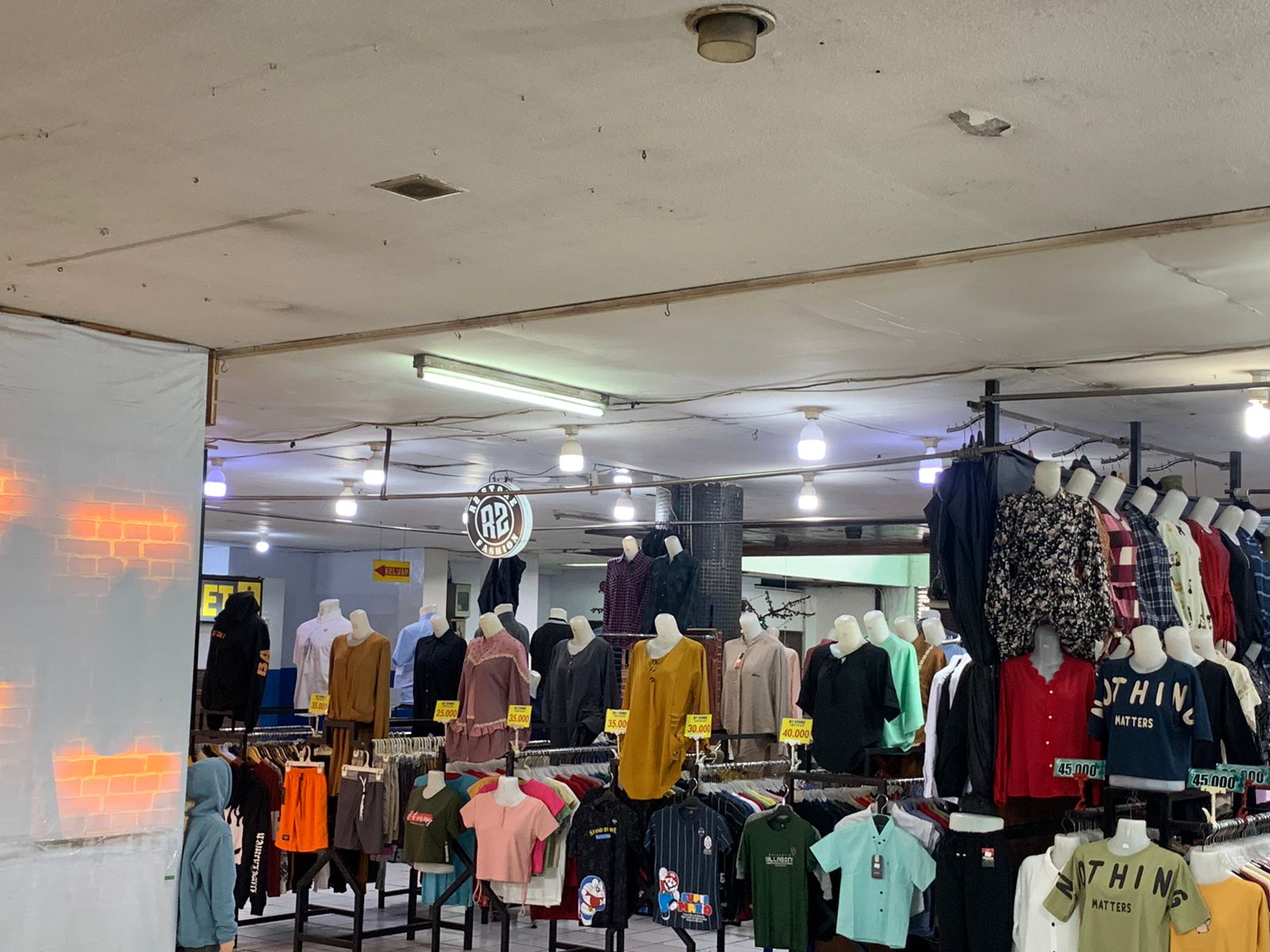 Baju-baju dijual di Gajah Mada Plaza Kota Malang (blok-a/bob)