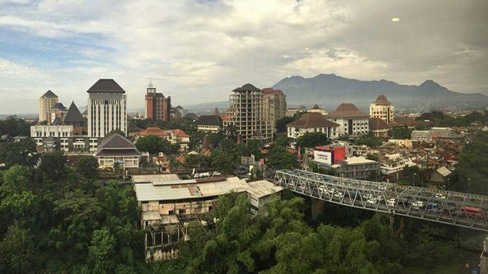 Menikmati sunrise di Paralayang hingga melihat jembatan Soekarno Hatta dari atas, adalah segelintir modus mahasiswa tingkat atas untuk mendekati mahasiswi di Kota Malang.