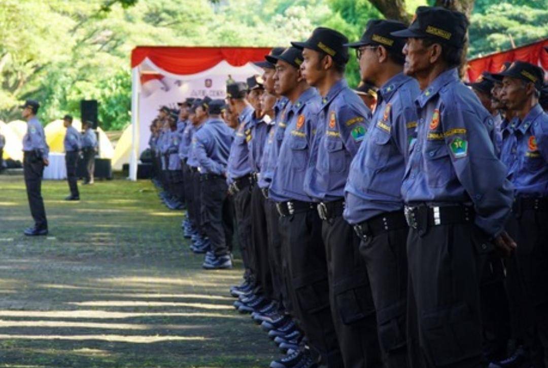 Kota Malang, blok-a.com - Sebanyak 600 anggota Satuan Perlindungan Masyarakat (Satlinmas) Kota Malang mempunyai seragam baru.