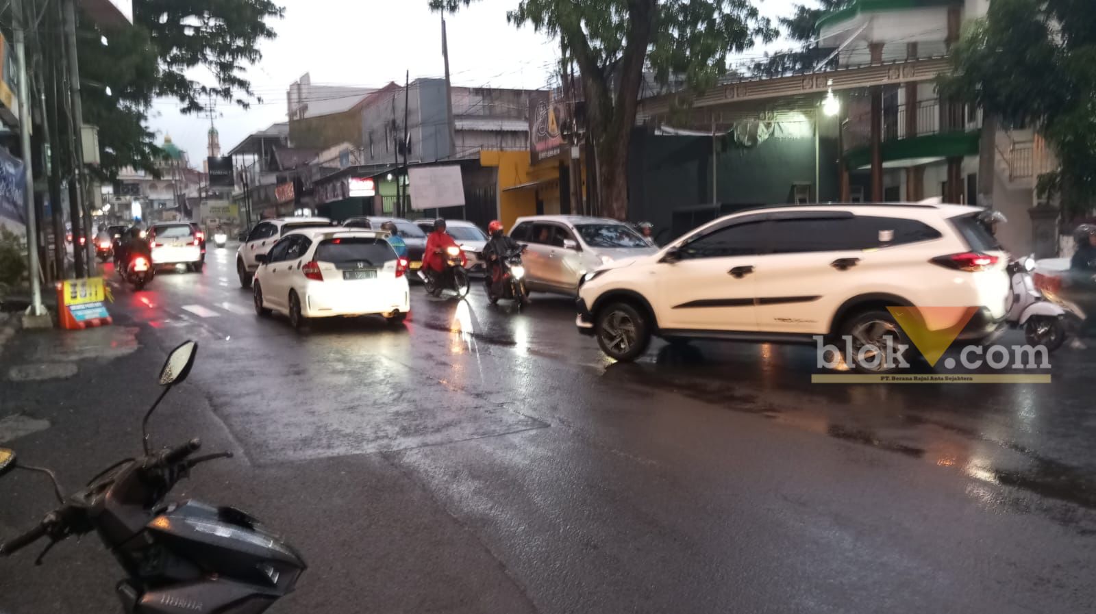 Jalanan lengang di pertigaan Pendem Kota Batu jelang malam tahun baru 2024 nanti, Minggu (31/12/2023) (blok-a/Satria Akbar)