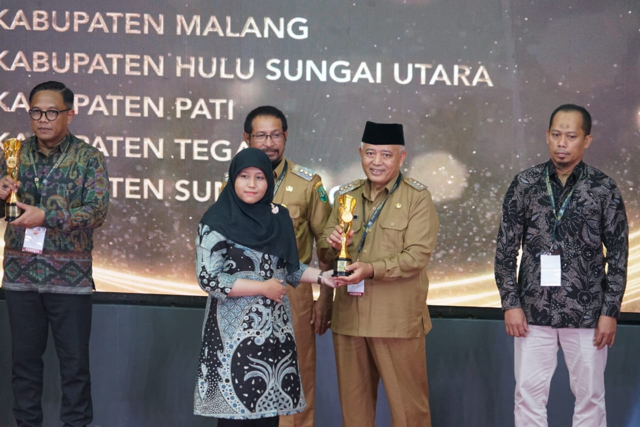 Caption : Bupati Malang, Sanusi menerima penghargaan Innovative Goverment Award tahun 2023 (Dok Prokopim for blok-a.com)