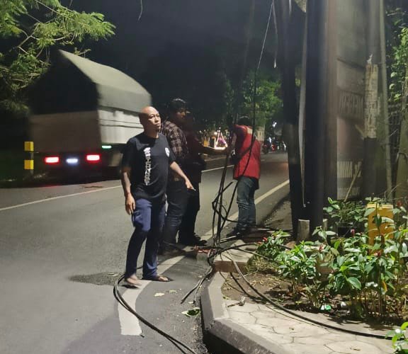 Kabel Menjuntai Diduga Milik Telkom Sebakan Pemotor di Kota Malang Terluka Parah
