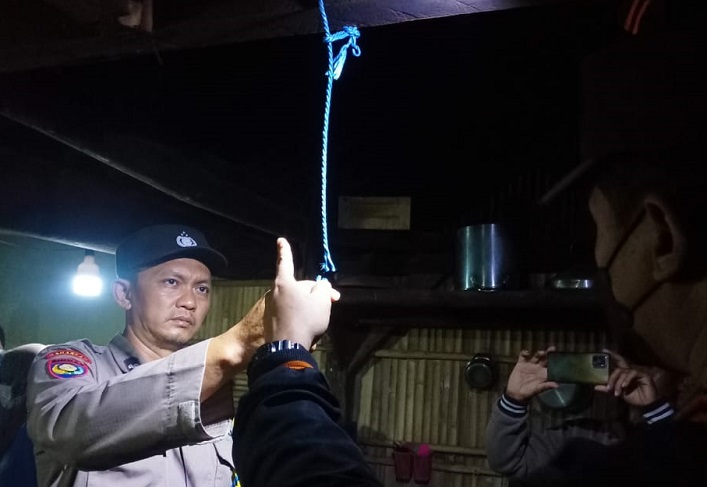 Polisi temukan tali tampar yang digunakan untuk gantung diri pria di Wonosari, Kabupaten Malang (Dok. Polsek Wonosari)