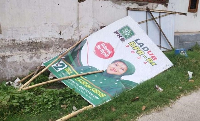 Baliho Caleg yang jatuh menimpa ibu dua anak di Wajak, Kabupaten Malang.