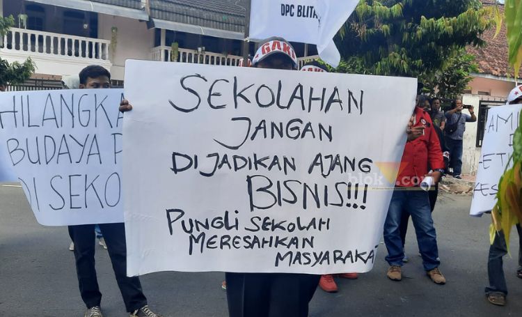 Gerakan Anti Korupsi Independen (GAKI) Blitar Raya, menggelar unjuk rasa di depan kantor Kejaksaan Negeri (Kejari) Blitar. (blok-a.com/Fajar)