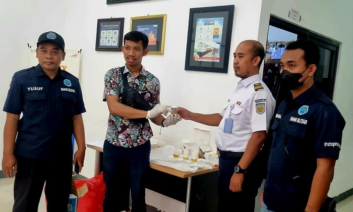 PT KAI dan Badan Narkotika Nasional Kabupaten (BNNK) Blitar menggelar pemeriksaan narkoba kepada masinis, asisten masinis, dan petugas operasional kereta api lainnya. (Dok Humas Daop 7 Madiun)