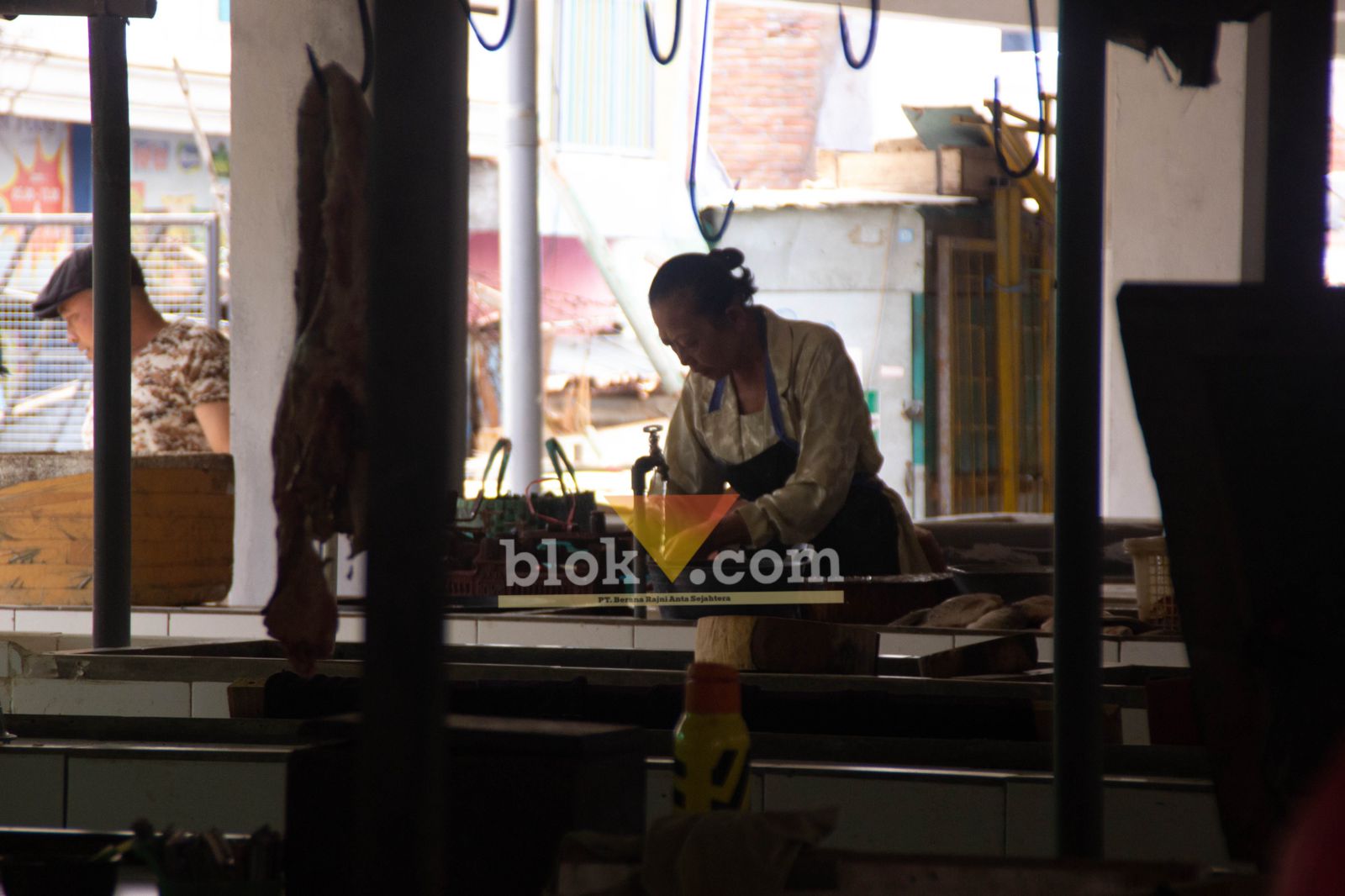 Pedagang Pasar Kebalen yang masih berjualan di dalam menunggu pelanggan (foto : Widya Amalia/Blok-A.com)
