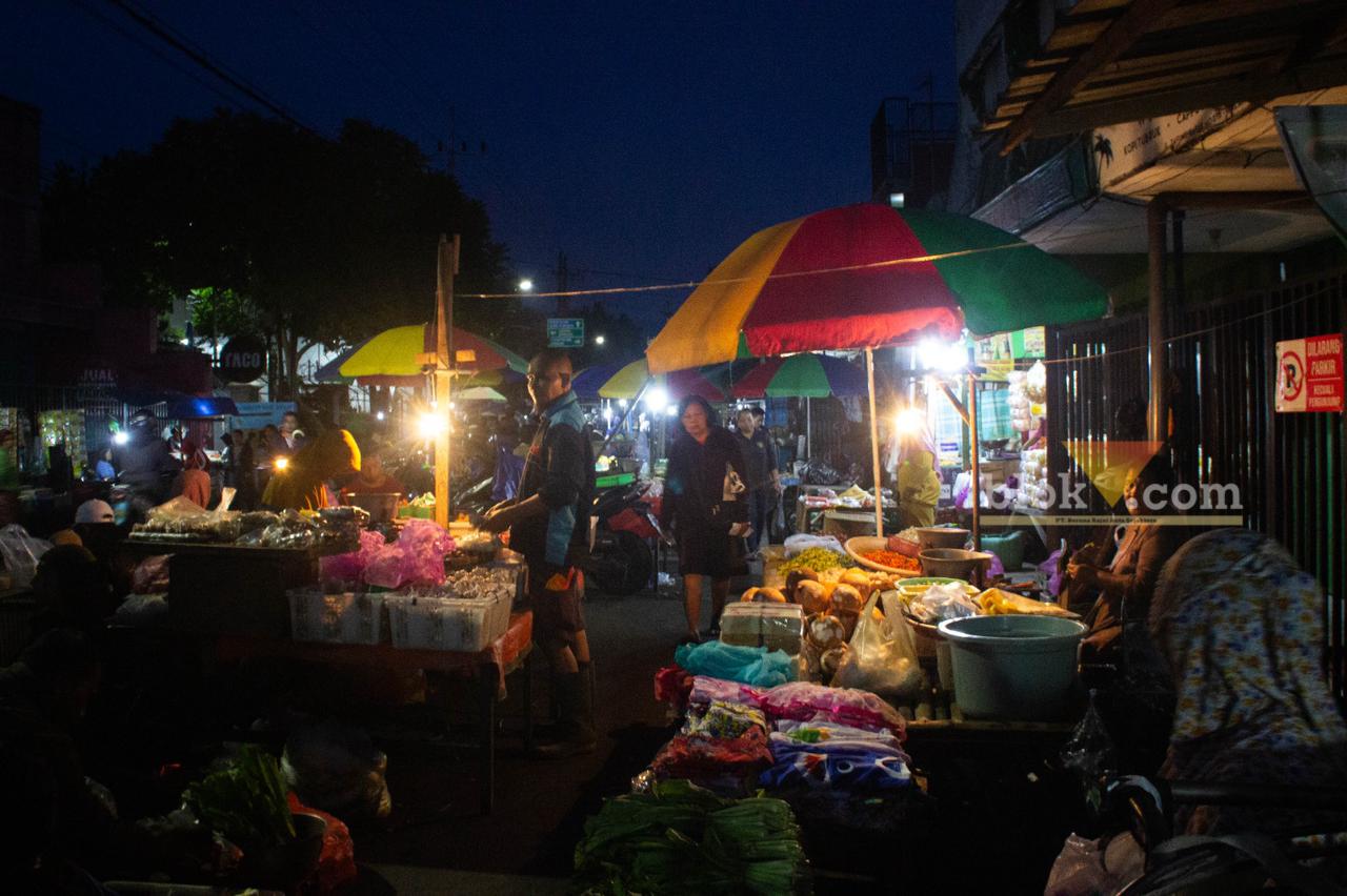 Foto-foto : Suasana Pasar Kebalen pada pukul 04.00 WIB, pada Minggu (14/1/2024) di Jalan Zaenal Zakse, Kecamatan Kedungkandang, Kota Malang. (foto : Widya Amalia/Blok-A.com).