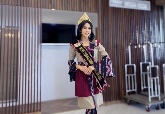 Putri Tenun & Songket Indonesia 2023, Ida Ayu Natasya Gabriella Pradnya (kiri) dan rekan. (foto : dok. pribadi)