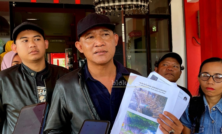 Para pedagang kaki lima (PKL) sisi Timur Alun-alun Kota Blitar, usai berdialog bersama DLH Kota Blitar. (blok-a.com/Fajar)