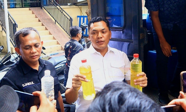 Sejumlah barang bukti miras arak jowo diangkut dalam satu truk untuk dibawa di Polres Blitar Kota. (blok-a.com/Fajar)